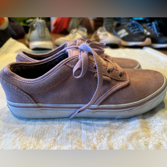Vans Youth size 4 Low Top Suede Skateboarding Shoes, padded tongue. - Picture 11 of 11